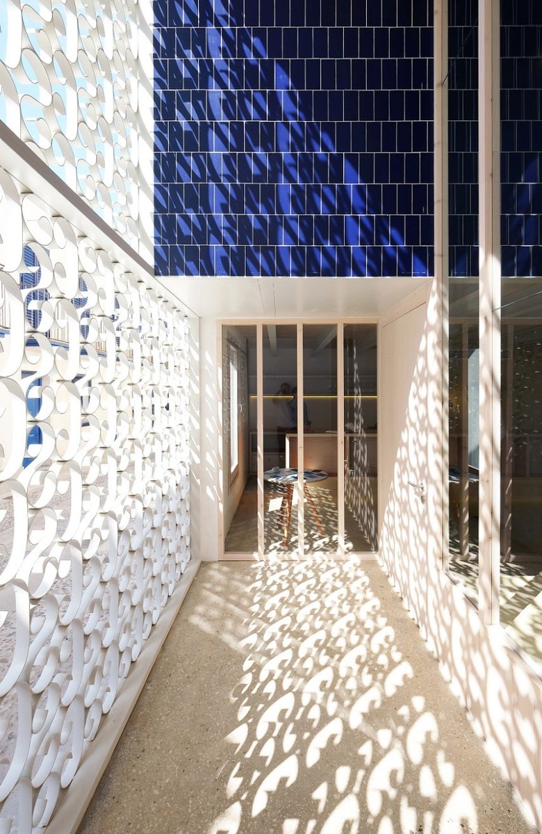 COACV's tweet photo. Conoce esta obra, premio COACV 2019, en la categoría “Arquitectura obra nueva”. 

El hotel Santa Creu (Alicante), busca integrarse de la manera más respetuosa posible en este contexto tanto urbano como paisajístico y social.

Más info: https://t.co/T7giAZF9Xd

@CTAA_Alicante https://t.co/jIpA042J2Q