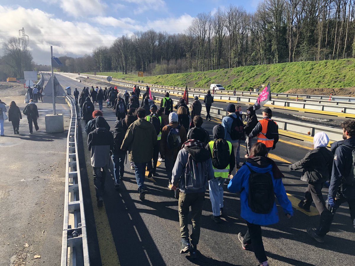 Un groupé de manifestants bloque le périphérique de #nantes #retraites