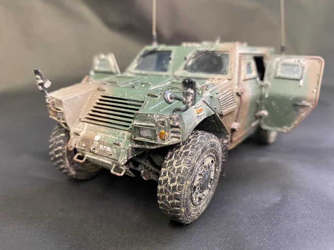 1/35 軽装甲機動車(LAV)完成しました。ライトガードやボンネットにある取手が省略されていたので真鍮線等で自作しました。 