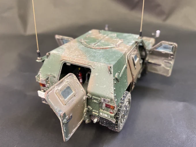 1/35 軽装甲機動車(LAV)完成しました。ライトガードやボンネットにある取手が省略されていたので真鍮線等で自作しました。 