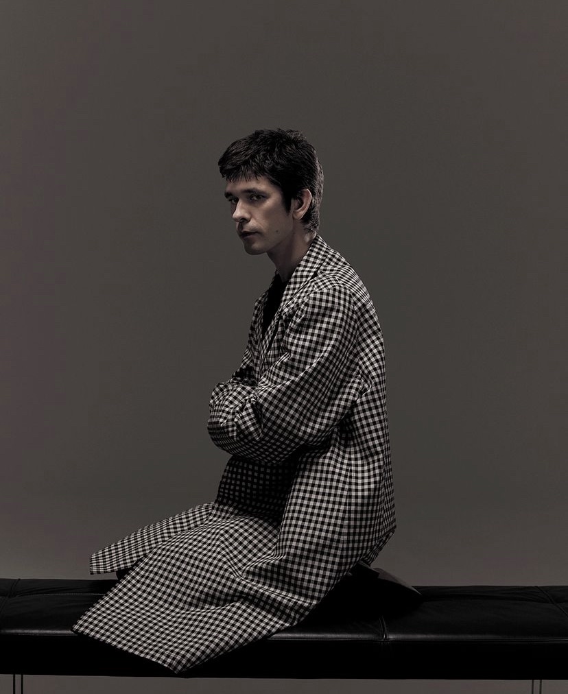 CeluloideMag's tweet photo. Nuestro querido #BenWhishaw, a quien podemos ver actualmente en cines en ELLAS HABLAN, de #SarahPolley, en sesiΓ³n fotogrΓ‘fica con #BrianGriffin para #ESMagazine.
#EstrellasDelCeluloide πΈπΏποΈ https://t.co/VOHNLz4Si5