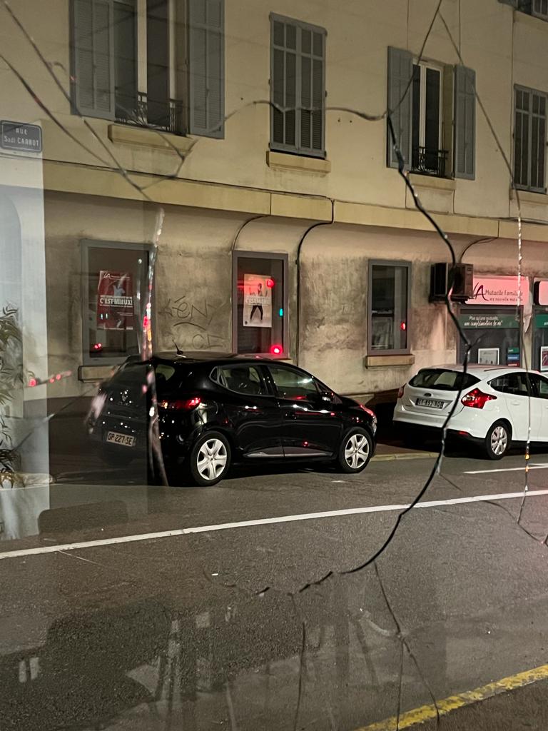 EricPAUGET1's tweet photo. 🔴Ma permanence a été caillassée cette nuit après le vote. S'attaquer a un élu, c'est s'attaquer à notre État de droit. Je dépose plainte et condamne fermement ces violences et la pression sur les élus. L’ordre, le droit et le respect de chacun doivent prévaloir dans notre nation https://t.co/F8laQpc80h