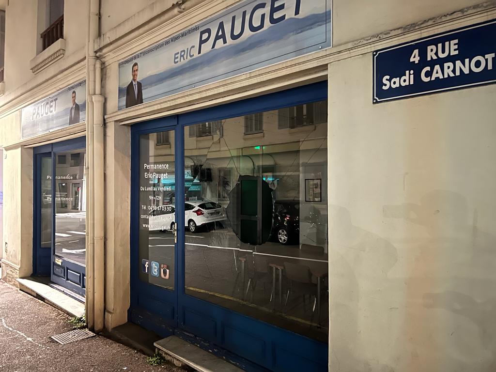 EricPAUGET1's tweet photo. 🔴Ma permanence a été caillassée cette nuit après le vote. S'attaquer a un élu, c'est s'attaquer à notre État de droit. Je dépose plainte et condamne fermement ces violences et la pression sur les élus. L’ordre, le droit et le respect de chacun doivent prévaloir dans notre nation https://t.co/F8laQpc80h
