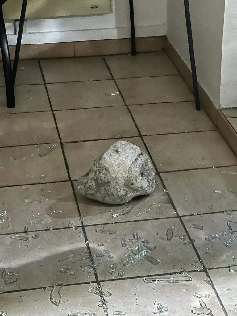 EricPAUGET1's tweet photo. 🔴Ma permanence a été caillassée cette nuit après le vote. S'attaquer a un élu, c'est s'attaquer à notre État de droit. Je dépose plainte et condamne fermement ces violences et la pression sur les élus. L’ordre, le droit et le respect de chacun doivent prévaloir dans notre nation https://t.co/F8laQpc80h