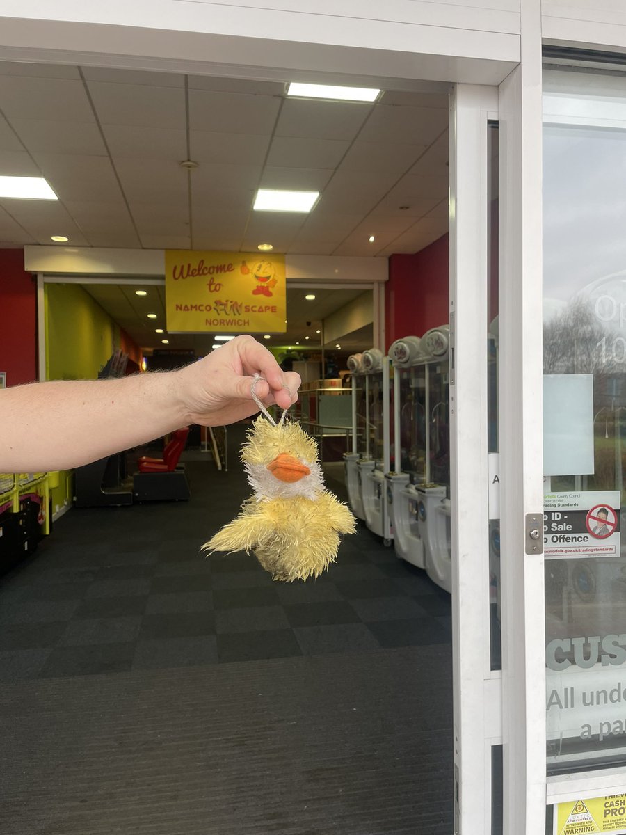 🐥 Lets reunite Ducky with its owner 🐥

We all know what comfort cuddly toys are with our children. While on their shift today, one of our teams came across this dropped cuddly duck on Dereham Road in Bowthorpe. We have left it at NAMCO Funscape so please help us by retweeting!