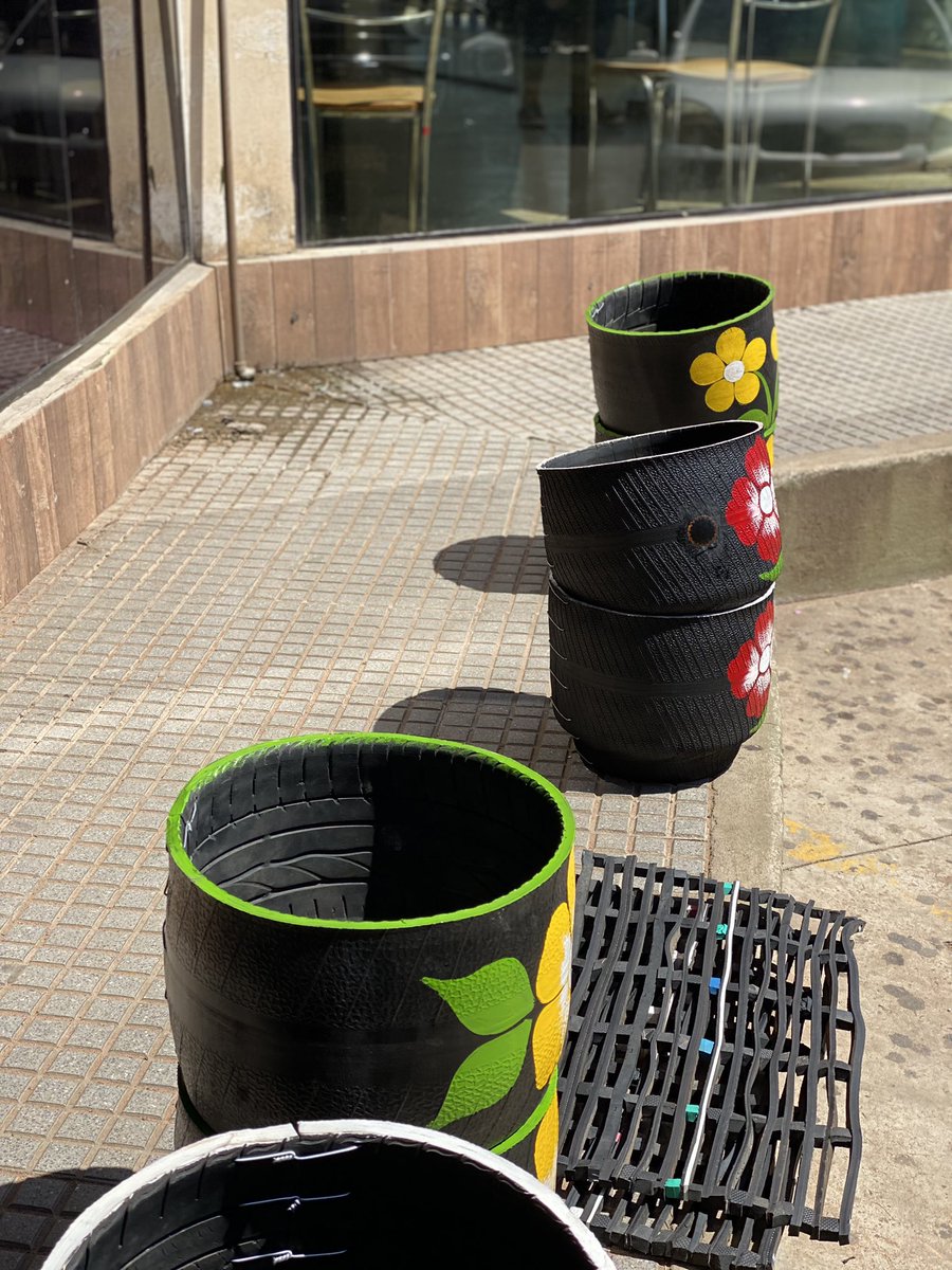 elnacionalpy's tweet photo. DURA REALIDAD | 🇵🇾

🔹Conmueve la historia de don Leoncio Cabrera (84), quien vende macetas y tapetes reciclados de goma en Caacupé.

🔹"Vivo solo y no tengo ninguna ayuda. Necesito trabajar todos los días", dijo.

🔹Triste realidad de muchos adultos mayores en Paraguay. https://t.co/tEhAuuU9dY