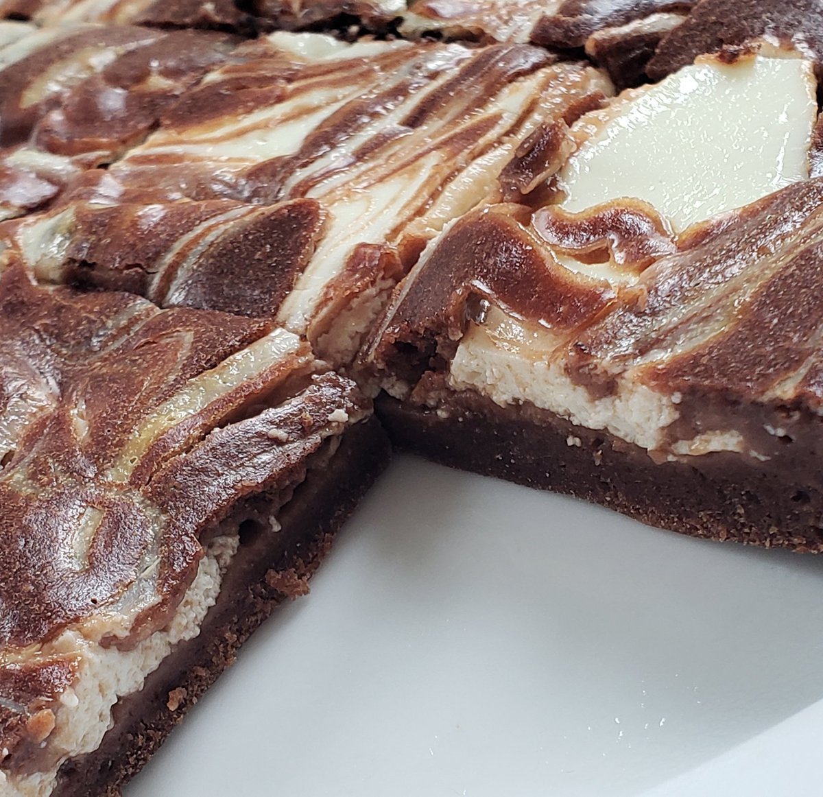 low cal cheesecake brownie recipe 🍰
[makes 16 servings, 46 cals per serving]
• rt if you like it ! •