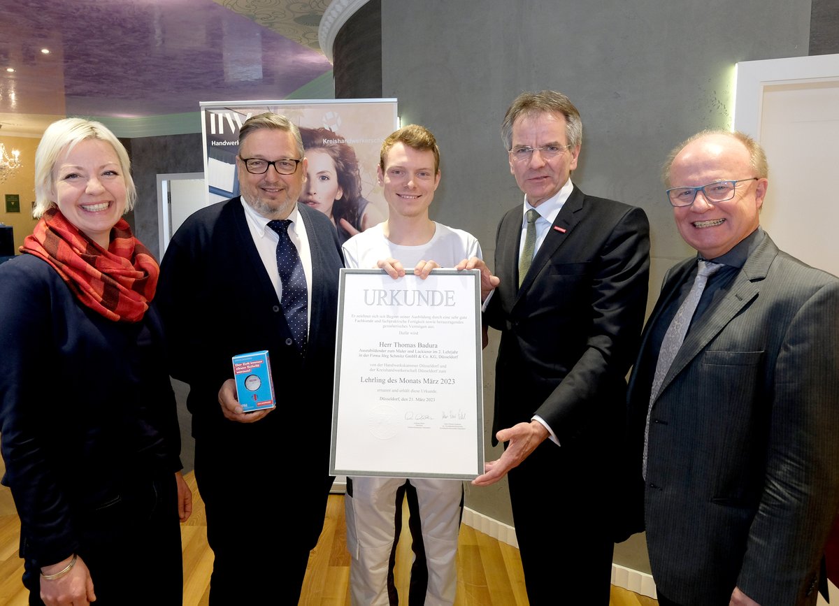 Die Staffelei ist jeden Urlaub dabei, erzählt Thomas Badura, Lehrling des Monats März von #HWKDüsseldorf+Kreishandwerkerschaft. V.a. wegen seines tollen gestalterischen Auges, so HWK-Präsident Andreas Ehlert, ragt Badura aus 2300 Düsseldorfer Azubis heraus. <a href="/EhlertInfo/">Andreas Ehlert</a> <a href="/ZDH_news/">ZDH_Handwerk</a>