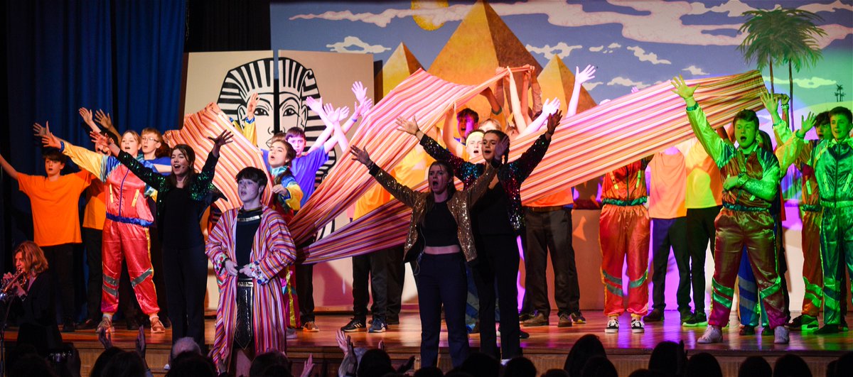 Some great photos of last month's excellent production of Joseph, courtesy of our ace student photographer Ben Aitken! #STRS #sirthomasrichs strschool.co.uk/news/Joseph-Pi…
