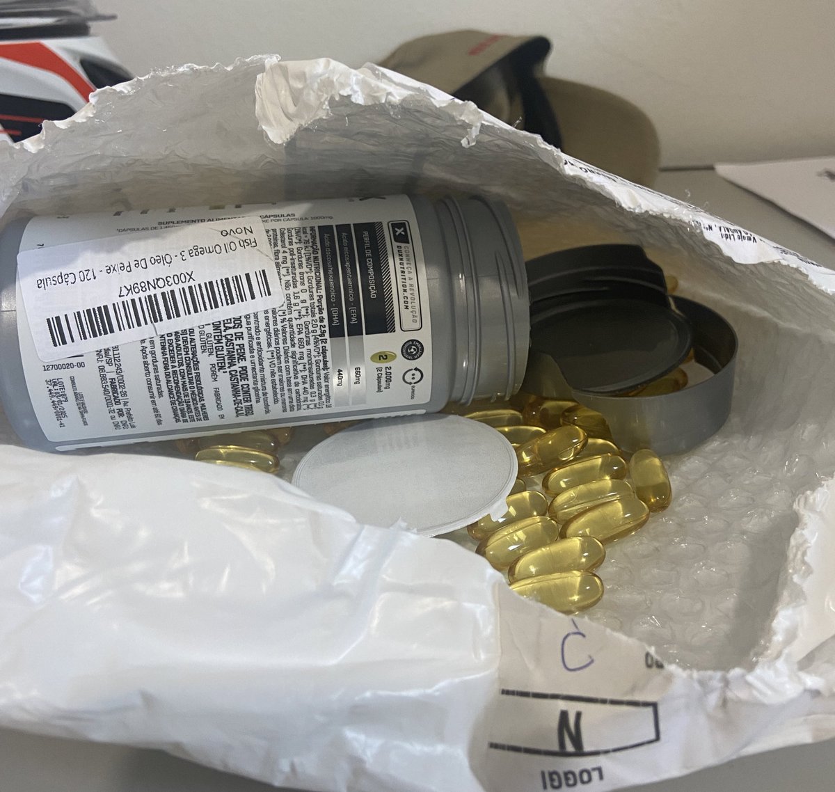 SamirAlves_'s tweet photo. @AmazonHelp Recebi a compra, mas chegou nessas condições. A tampa quebrou e o lacre abriu. O produto ficou assim. https://t.co/SlqA2kkWom