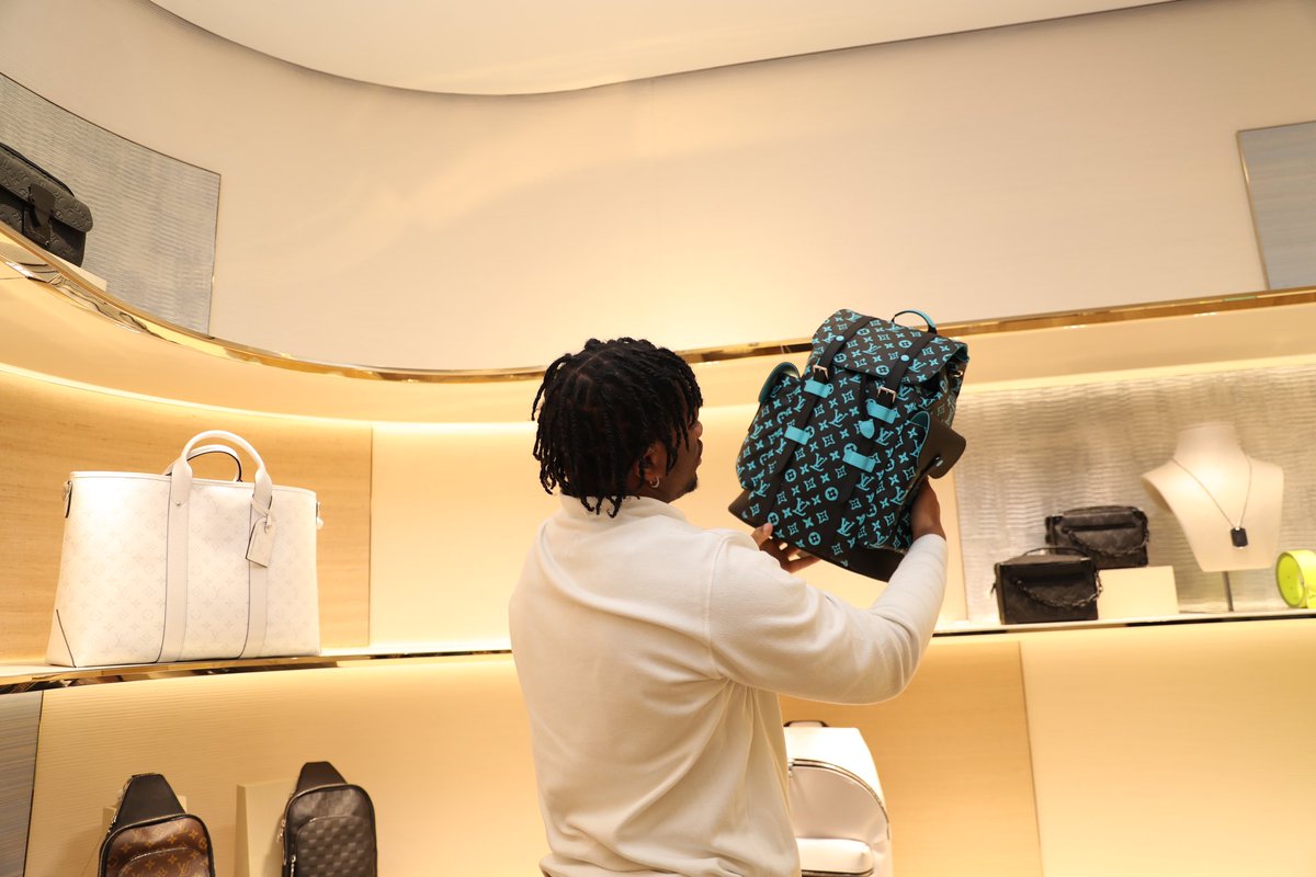 GatorsFB's tweet photo. 📍 @LouisVuitton
Learning creative direction and craftsmanship from a top luxury brand and the opportunities within the fashion industry.
#GatorMade | #GatorsInGotham https://t.co/rsE0YXrlKh