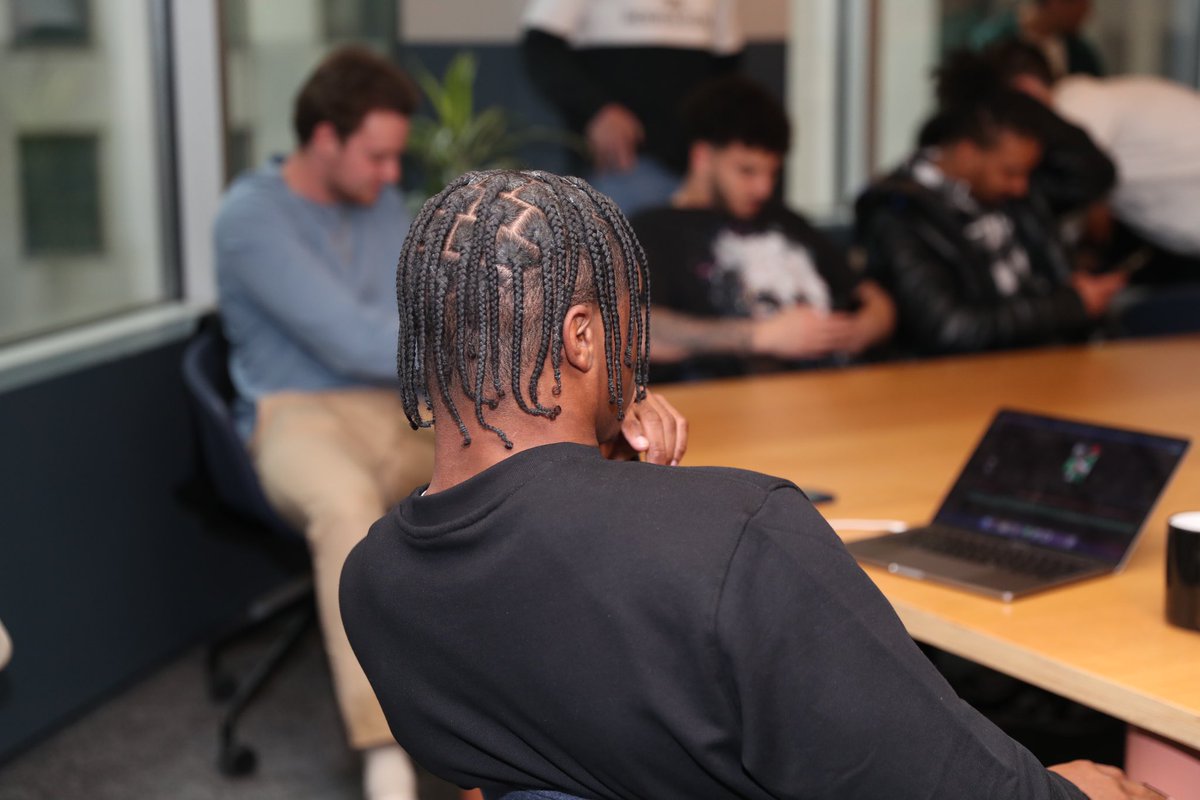 GatorsFB's tweet photo. 📍 @LouisVuitton
Learning creative direction and craftsmanship from a top luxury brand and the opportunities within the fashion industry.
#GatorMade | #GatorsInGotham https://t.co/rsE0YXrlKh