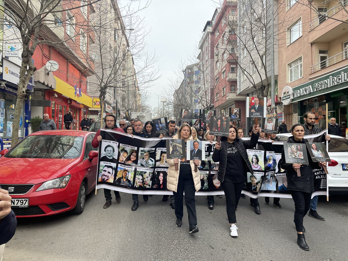 misra_oz's tweet photo. Bugün #CorluTrenKatliamı ‘nın 13. Duruşmasına giderken, elimde fotoğrafını taşıdığım kişi, katliamın olduğu zaman Ulaştırma Bakanı olan Ahmet Arslan.
Biz adalet diye, yargılansın diye haykırırken, kendisi 28. Dönem Kars Milletvekilliği için başvuru yapmış.
Saklansın bakalım “dokunulmazlık zırhı”nın arkasına!
Elbet hesaplaşacağız kendisiyle!
#AhmetArslan