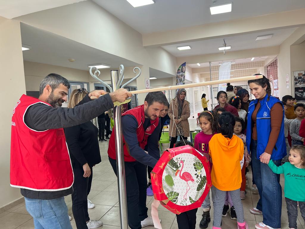 🥰Gülüşlerin sebebi olmaya, yaraları sarmaya ve umutları yeşertmeye devam edeceğiz. 
Çünkü #GSBHepYanında…
#GSBYurtları
<a href="/kasapoglu/">Dr. Mehmet Kasapoğlu</a> 
<a href="/gencliksporbak/">Gençlik ve Spor Bakanlığı 🇹🇷</a>