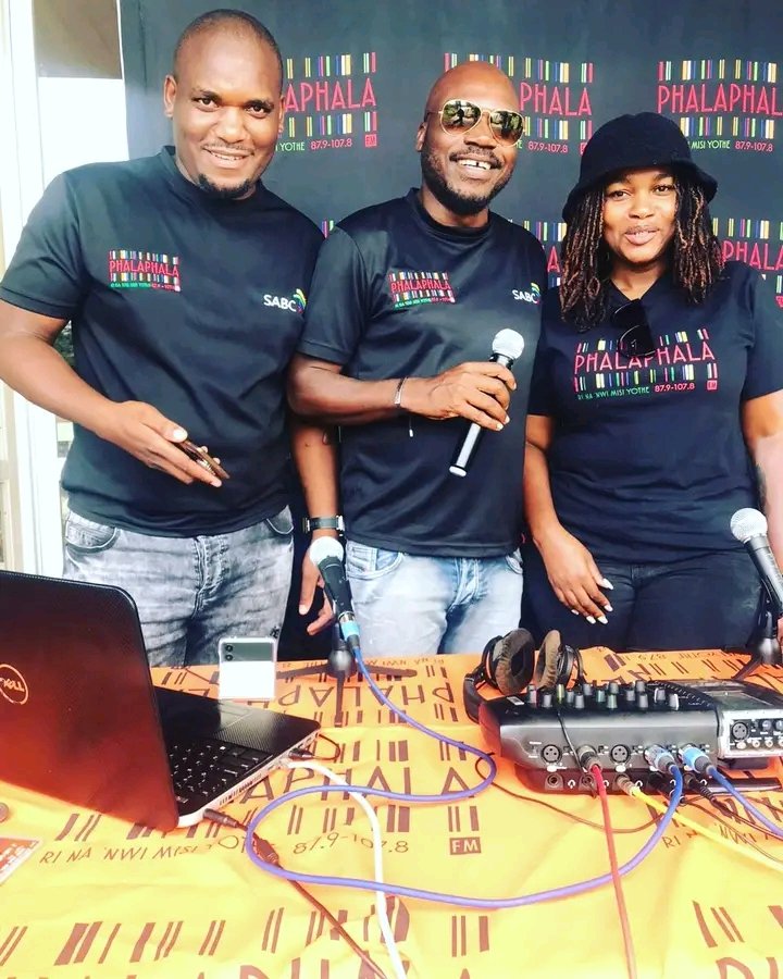 deep_renzo's tweet photo. Sanga misi ri rothe nga hafha Mukomana kha Mbekanyamushumo ya #Dziaorowa326pm na @Ticoliphadzi @shandu_vele na Mubveledzi @pfuluwanin Musumbuluwo u swika Lavhutanu kha @Phalaphala FM nga duvha langa la mabebo 🎂🎂🎂 #Azisheeeee @Dakalo_Baloyii @mphumbudemaemu2 @Mbaimbaivhahan1 https://t.co/hT5G2Bjt5Z