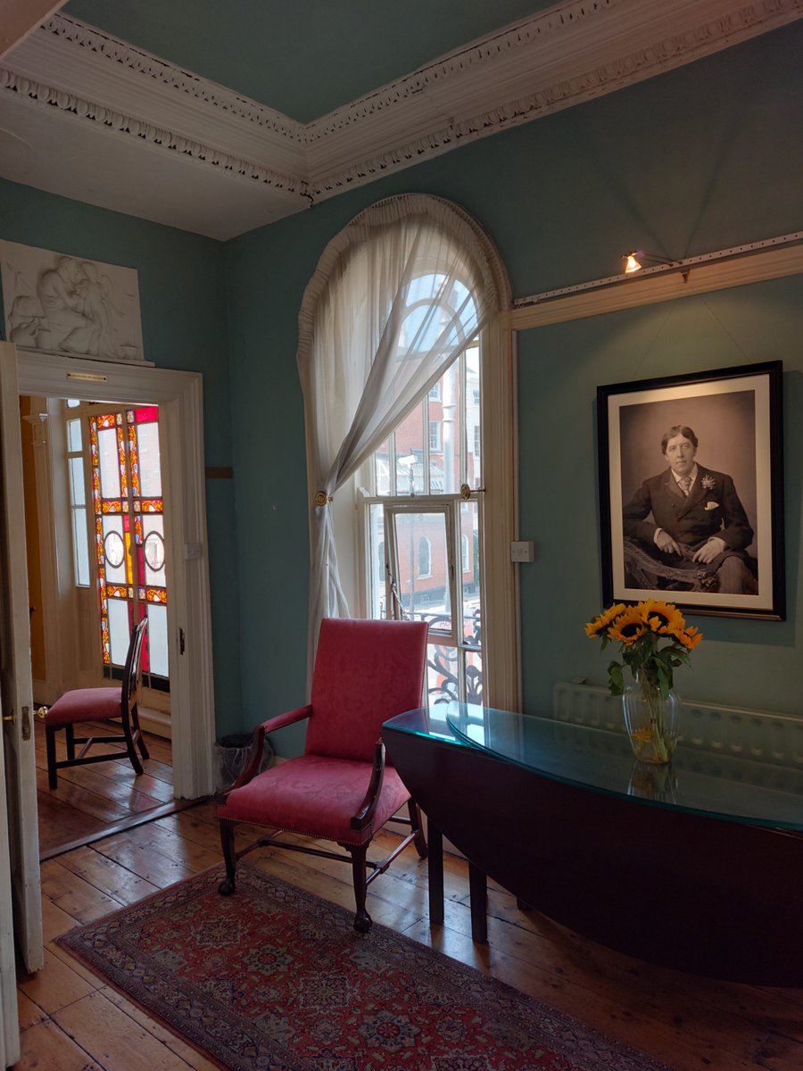 On todays Where It's At from 3, Colin McStay talks to <a href="/house_wilde/">Oscar Wilde House Dublin</a> Creative Director Martin Burns about the childhood home of Oscar Wilde &amp; their house tours.

More information here:
oscarwildehouse.com/?v=d2cb7bbc0d23

👂: Dublin South FM 93.9
💻: dublinsouthfm.ie

#communityradio