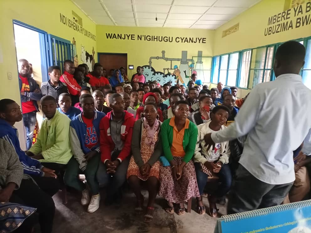 In #Nyagatare across different Youth Corners at #HealthCenters #PeerEducators Trained by @Imbuto on #AYSRH are teaching Community Youth at Cell level how they should take care of themselves during there Teenagers.
Access to the Information is Essential.

@YouthCultureRW