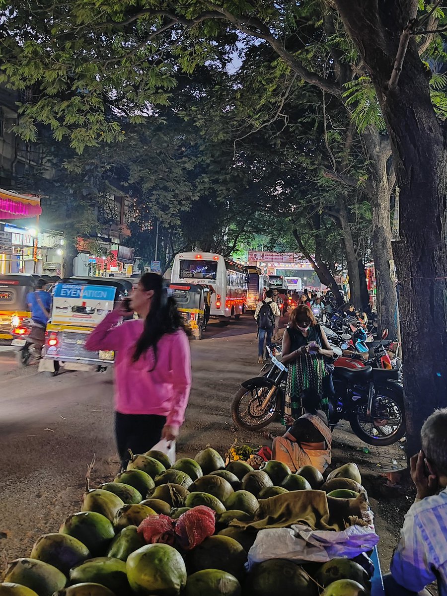 TheAmitShahs's tweet photo. #dombivli #traffic #phadkeroad @KDMCOfficial @DombivliNews
Avoid travelling towards Phadke Road, no traffic management and complete chaos at the moment. Not sure why this big company bus are allowed on the pre-eve of gudi padwa? A beginning of a bad travel evening ahead. https://t.co/ylgbr63LGH