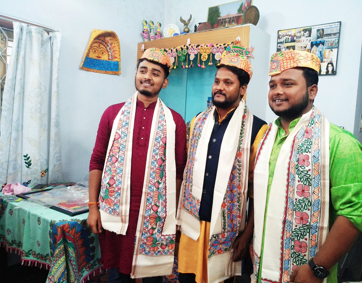 mithilakritihub's tweet image. 🌞🕉️🌞 मिथिलाकृति हब के लिए आज का दिन बहुत खास रहा क्योंकि आज हमारे साथ थे MUSICAL BHAILOG (Musicain/Band).🎹🎼🎹🎼🎼
⏩Mithilakriti hub with @musical_bhailog_official 
🌼🌼 मिथिला के लाल...musical bhailog🌞🌞
#music #musicalband #art #Artists #ArtistOnTwitter #artistsontwitter