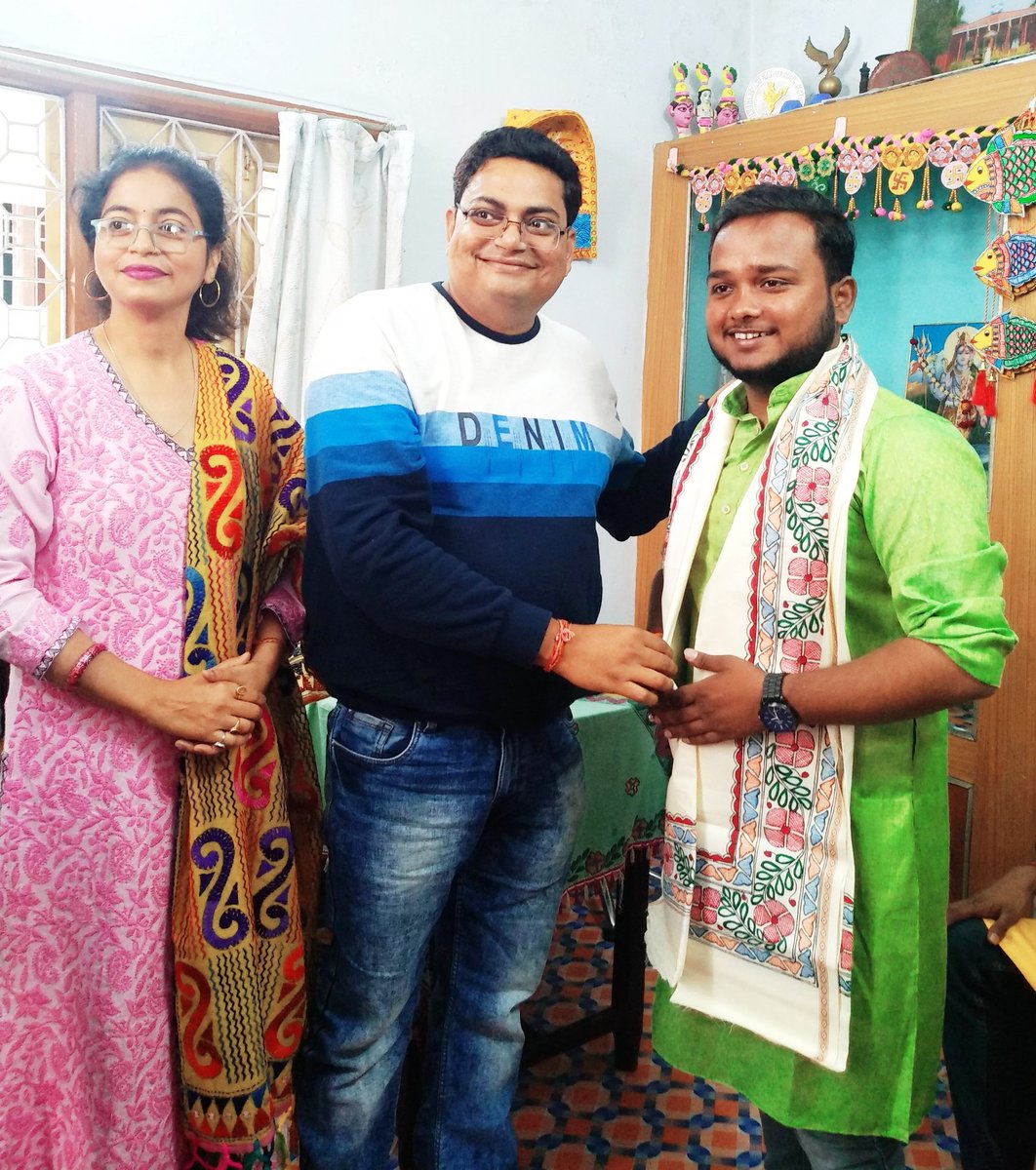 mithilakritihub's tweet image. 🌞🕉️🌞 मिथिलाकृति हब के लिए आज का दिन बहुत खास रहा क्योंकि आज हमारे साथ थे MUSICAL BHAILOG (Musicain/Band).🎹🎼🎹🎼🎼
⏩Mithilakriti hub with @musical_bhailog_official 
🌼🌼 मिथिला के लाल...musical bhailog🌞🌞
#music #musicalband #art #Artists #ArtistOnTwitter #artistsontwitter