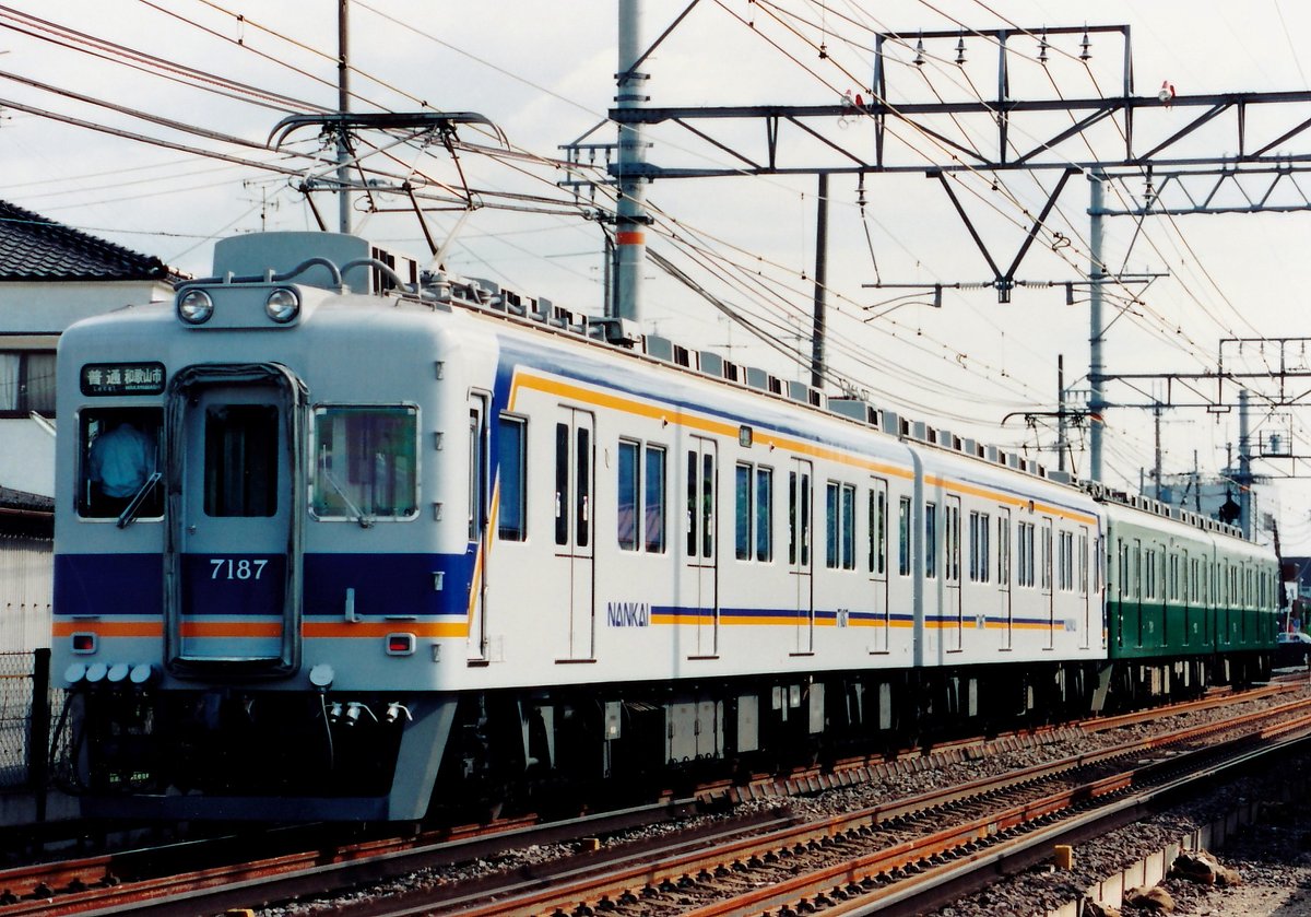 南海電車の塗色変更過渡期に見られた混色編成。新旧塗装の2連同士が