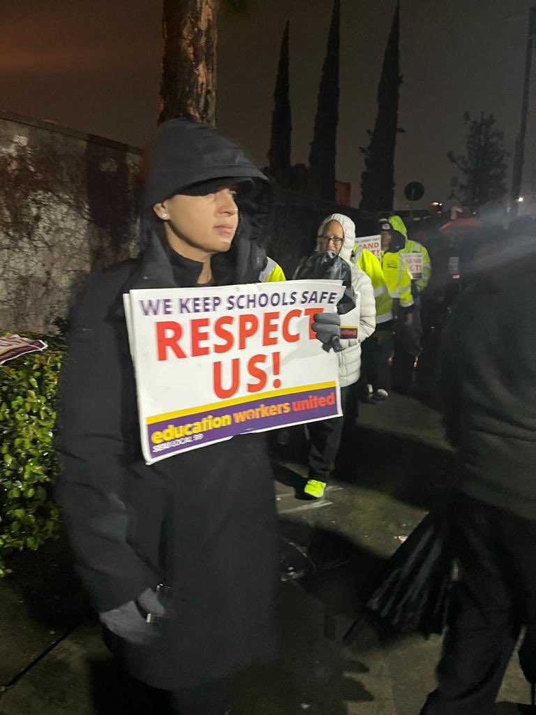 SEIULocal99's tweet image. 🚨LAUSD STRIKE ALERT!🚨RAIN OR SHINE WE ARE OUT AT THE PICKET LINES! 

Local 99 bus drivers we’re out this morning @LASchools Van Nuys Bus Yard. Did you know Local 99 represents nearly 1000 district bus drivers? #LAUSDStrike #United4LASchools #Solidarity #99Strong #UnionsForAll