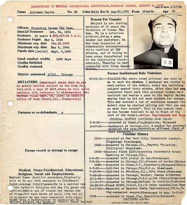 Geschichteblog's tweet photo. Alcatraz soll nur „die unkontrollierbarsten Verbrecher“ beherbergen. Unter den Häftlingen sind bis heute bekannte Namen wie die Gangster #AlCapone und #MachineGunKelley. Die meisten Insassen sitzen allerdings wegen Raub oder Autodiebstahl ein. 2/6 https://t.co/vbIaN9YM1K