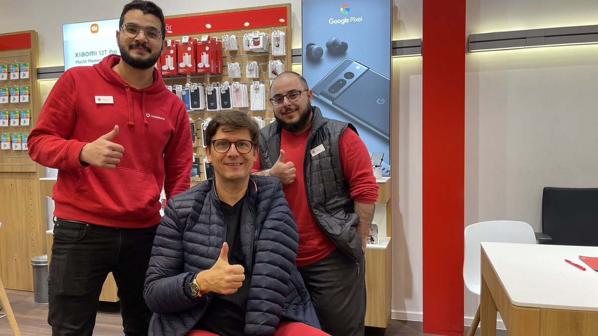 Beim Kauf eines Internetrekorders fand ich sehr gute Mitarbeiter von <a href="/vodafoneservice/">Vodafone Service</a> bei der Beratung in der LP12, <a href="/mallofberlin/">Mall of Berlin</a> 
Da ich taub bin, habe ich keine Probleme mit der Kommunikation. Die Mitarbeiter verständigten mich mit guten Gesten und ich vertraute sie sehr.
