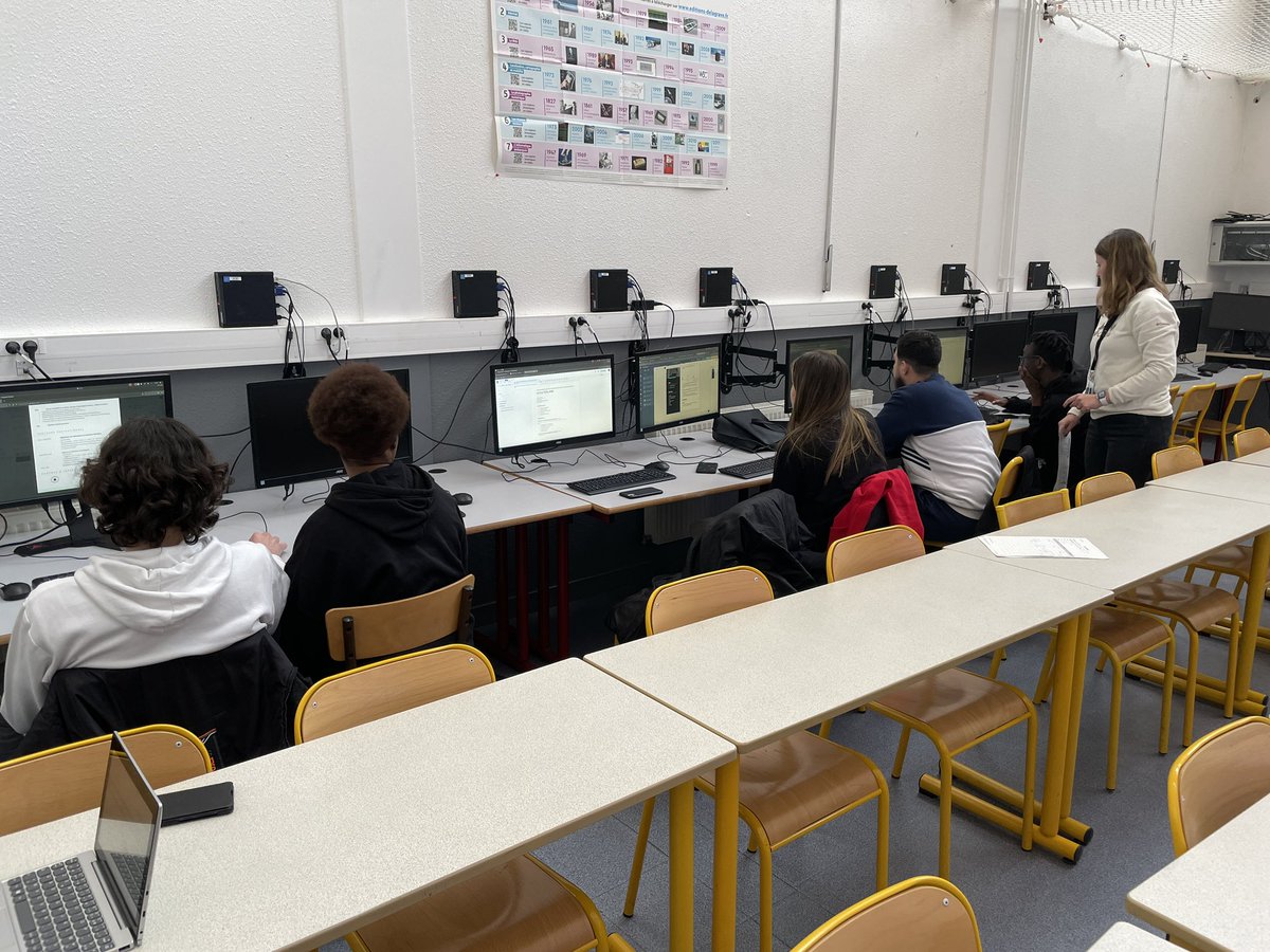 Ce matin, #AvenirPro au lycée La Martiniere Diderot avec les élèves volontaires du Bac pro Chimie 👨🏾‍🔬👩🏻‍🔬: objectif du jour => travail sur le CV ✅ +  découverte des jobboards pro ✅ @poleemploi_ara @J_Sanfilippo @education_gouv