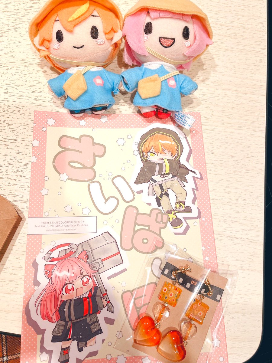 るせさん&amp;エンガワさんと遊んでもらってきた〜〜〜!!!
ニコニコパンケーキ彰チャンの聖地カフェ行って、カラオケ行ってきた🎶

完成した彰えむ本を受け取ったんだけど、フルカラー本可愛すぎてサイコーー😂😂😂あと誕プレに仮死化イメージアクセサリーもいただいてしまって叫んだ😂😂😂 
