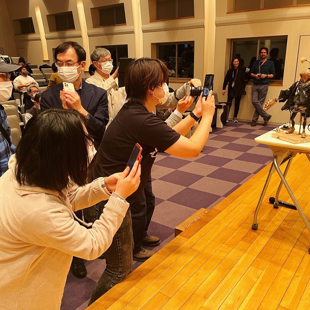 NMdwf's tweet image. トーク後のフォトセッションは、、、人間より甚さん大人気。
八代さんが整えたら、川村さんと、ワタクシは静かに後ずさりして、フレームアウトしたよ。。。笑
#HIDARI  #TEACART #dwarfstudios