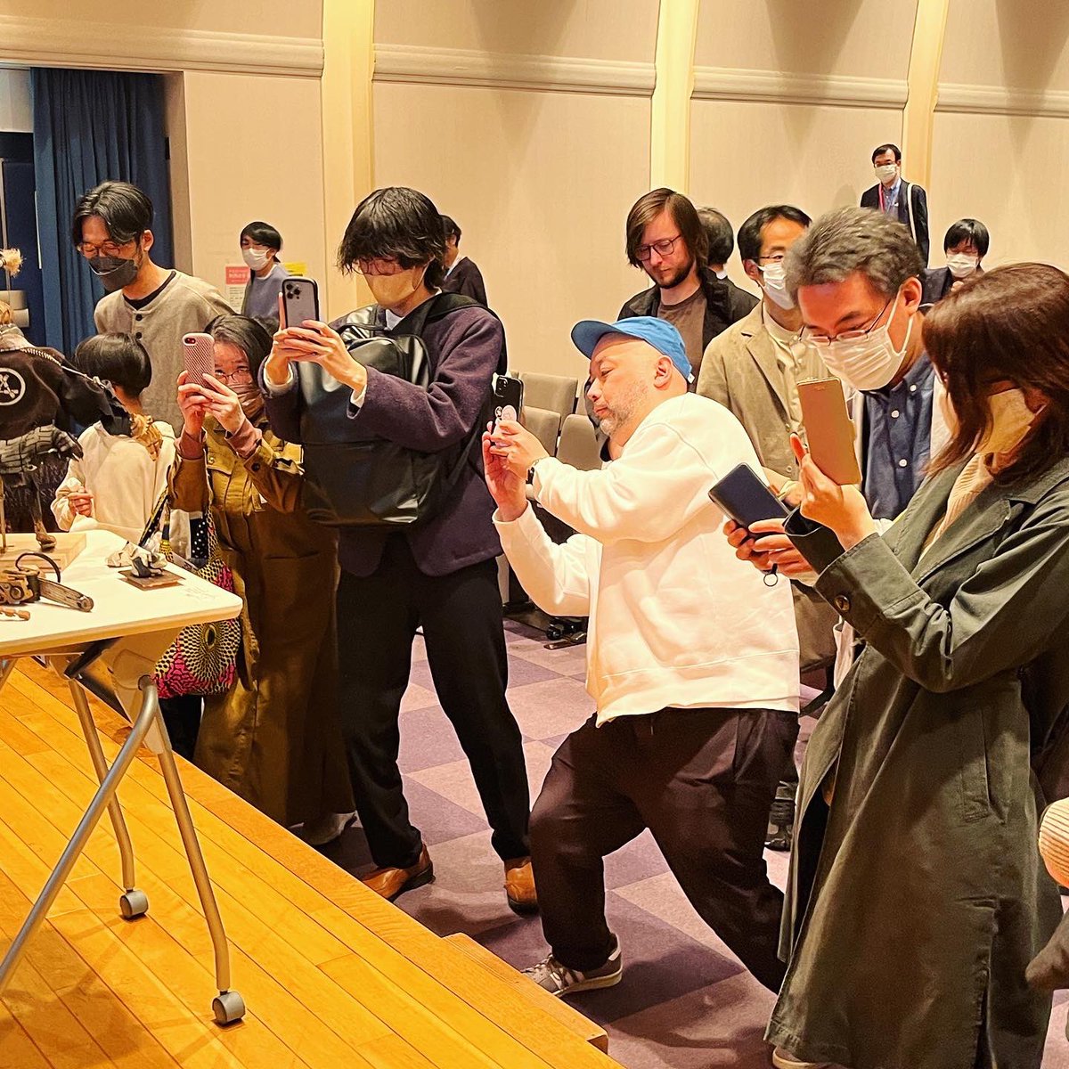 NMdwf's tweet image. トーク後のフォトセッションは、、、人間より甚さん大人気。
八代さんが整えたら、川村さんと、ワタクシは静かに後ずさりして、フレームアウトしたよ。。。笑
#HIDARI  #TEACART #dwarfstudios