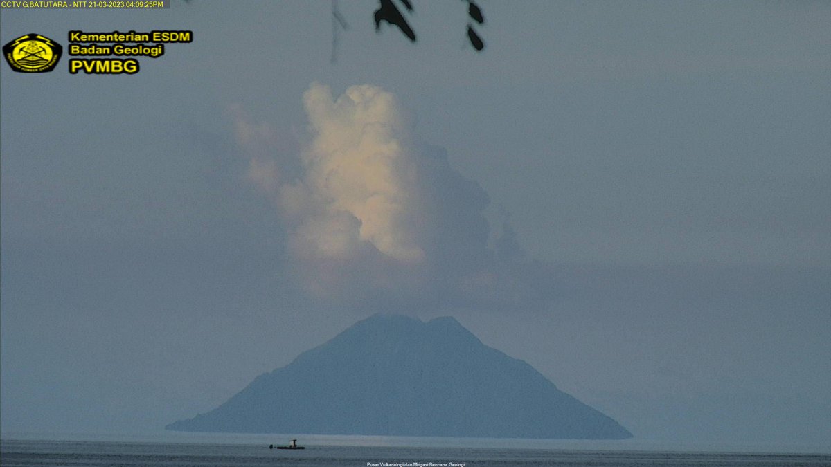 InfoFPMKI's tweet photo. Visual G. Batutara Update, 21/03/2023; 16:09 Wita. tinggi asap putih tebal  lk 1300 m.dpck condong ke arah barat laut.

#PVMBG #PPGA_ILI_LEWOTOLOK #INFO
#PUBLIK_BICARA_LEMBATA
#TAAN_TOU
#MELAPORKAN https://t.co/Yo01NrN4Nx