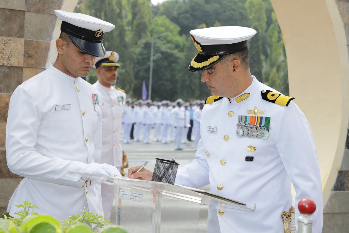 #ChangeofCommand
Cmde Sankardeep Bharali assumed duties of Commanding Officer, @IN_Hamla, Premier Logistics Training Unit of the #IndianNavy from Cmde Neeraj Malhotra on 21 Mar 23 in a ceremonial parade.
@IN_HQSNC @indiannavy @IndiannavyMedia