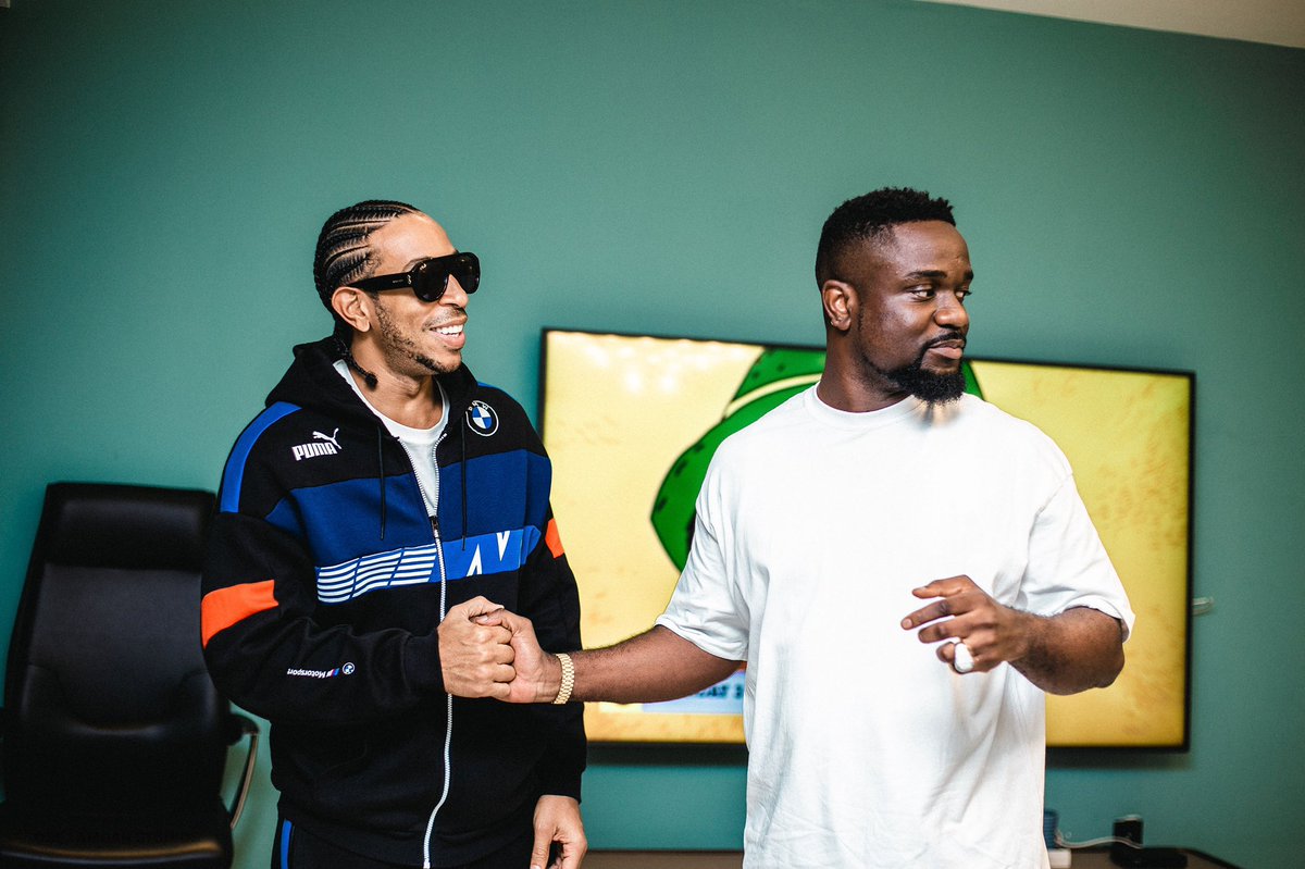 BongoIdeas_'s tweet photo. For consistently acting as fanboy and errand boy around these US/UK acts alone, Grammy organizers should have pity and dash Sarkodie one. Desperation! https://t.co/l2vfB2aJqh