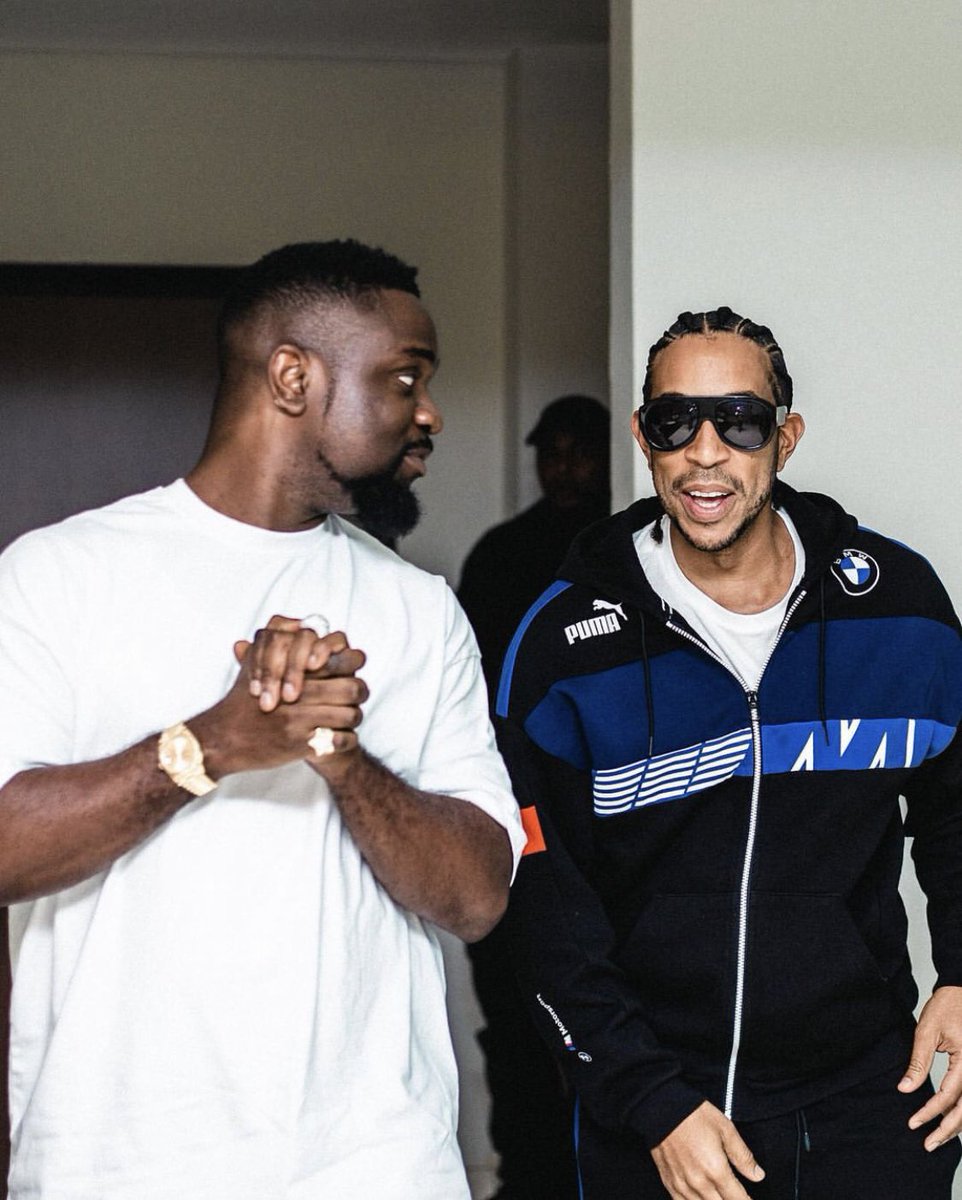 BongoIdeas_'s tweet photo. For consistently acting as fanboy and errand boy around these US/UK acts alone, Grammy organizers should have pity and dash Sarkodie one. Desperation! https://t.co/l2vfB2aJqh