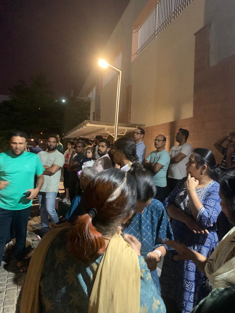 HarishK07108327's tweet photo. A mob has gathered against 2 or 3 ladies for feeding and caring for a community dog. @Whitefieldbcp1 is leaving the spot without dispersing the mob. This will create a law &amp; order situation. @BlrCityPolice @CPBlr @dcpwhitefield https://t.co/oEOzoVZaS0