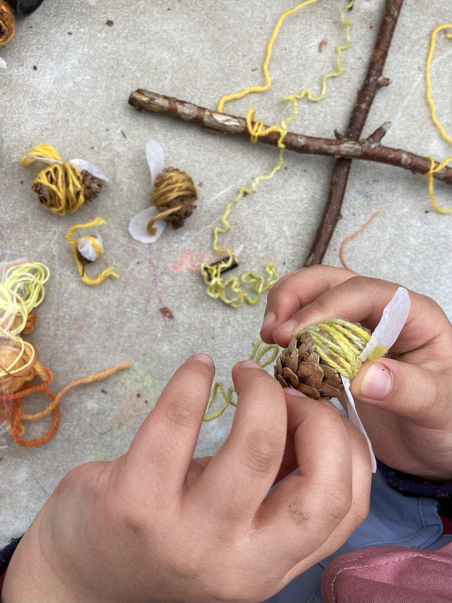 ScotswoodGarden's tweet image. Our Early Explorers have been buzzing with excitement! In celebration of the queen bees emerging from hibernation, they gathered Alder and Pine cones and created their own bees. A great activity to do at home - why not have a try?!🐝🌲🌳 #naturecraft #earlyexplorers #beeproject