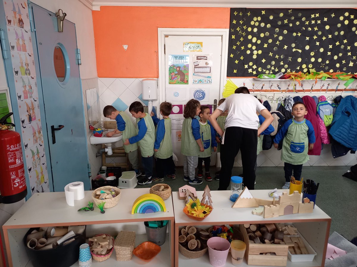 SandraMDCprat's tweet photo. Projecte en anglès a 4t d’ESO: “London project”. Creació d’una guia de viatge per a nens i nenes de P5.  Quina aventura! #escolamdc #mdcteam #Escolamdc #escolamdcprat #mdcprat https://t.co/Zh2h6j12qa
