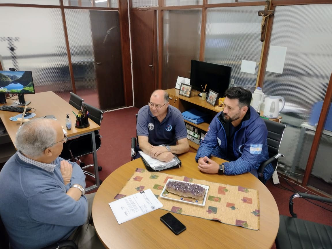 Marianodeanton1's tweet photo. Hoy nos recibió el jefe del Ministerio de Trabajo Nación de la Regional Mar del Plata Daniel Di Bartolo donde sé conversó sobre el pedido del SI.P.R.E para que se nos otorgue la personería gremial con Exp abierto del año 2016. @kellyolmos @DDIBARTOLO @Vsiley @GustavoaBaez https://t.co/cjaMgPbGxc