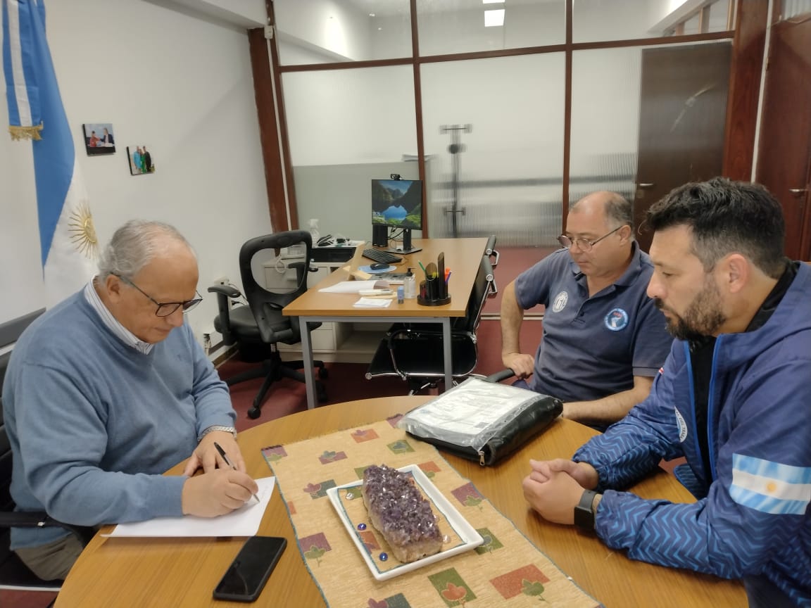 Marianodeanton1's tweet photo. Hoy nos recibió el jefe del Ministerio de Trabajo Nación de la Regional Mar del Plata Daniel Di Bartolo donde sé conversó sobre el pedido del SI.P.R.E para que se nos otorgue la personería gremial con Exp abierto del año 2016. @kellyolmos @DDIBARTOLO @Vsiley @GustavoaBaez https://t.co/cjaMgPbGxc