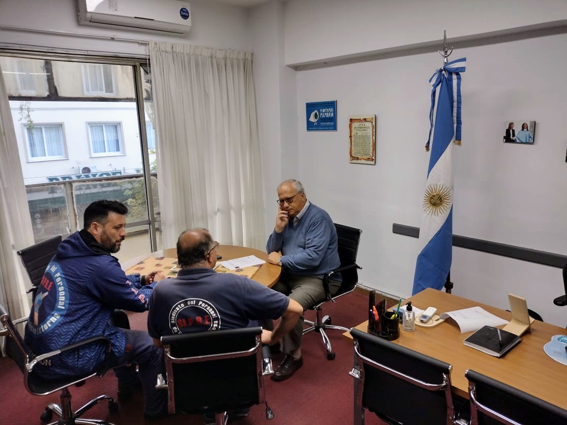 Marianodeanton1's tweet photo. Hoy nos recibió el jefe del Ministerio de Trabajo Nación de la Regional Mar del Plata Daniel Di Bartolo donde sé conversó sobre el pedido del SI.P.R.E para que se nos otorgue la personería gremial con Exp abierto del año 2016. @kellyolmos @DDIBARTOLO @Vsiley @GustavoaBaez https://t.co/cjaMgPbGxc