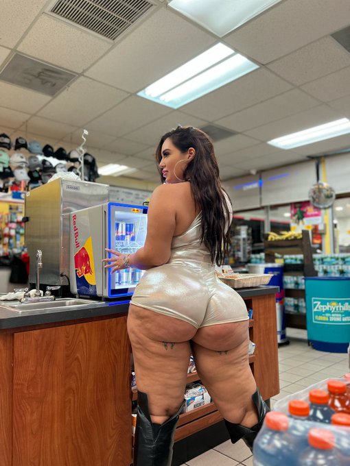 you see me having a Photoshoot at the gas station wyd? https://t.co/W1MSF0g0CD