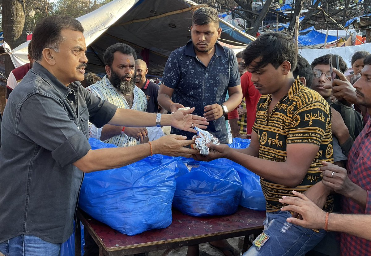 sanjaynirupam's tweet photo. अप्पापाड़ा(दिंडोशी) के लोग भारी ग़ुस्से में है।
यह ग़ुस्सा भड़क सकता है।
9 दिन पहले यहाँ आग लगी थी।1080 झोंपड़े जलकर राख हो गए थे।
उनका हाल जानने आज मैं फिर गया।
शासन की तरफ़ से कोई मदद नहीं।
लोग खुले में जी रहे है।
घर बनाने के लिए हर परिवार को 50 हज़ार नगद देना चाहिए।
#maladfire https://t.co/lhstCl8rwg