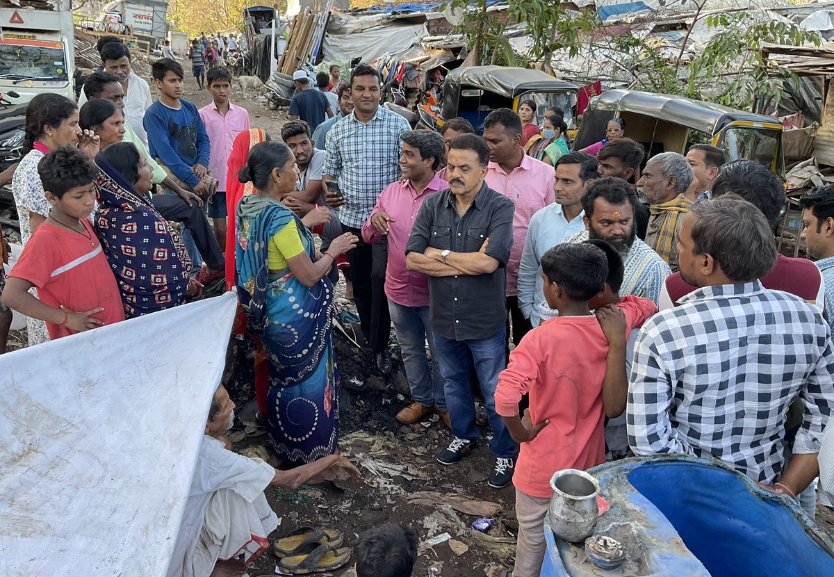 sanjaynirupam's tweet photo. अप्पापाड़ा(दिंडोशी) के लोग भारी ग़ुस्से में है।
यह ग़ुस्सा भड़क सकता है।
9 दिन पहले यहाँ आग लगी थी।1080 झोंपड़े जलकर राख हो गए थे।
उनका हाल जानने आज मैं फिर गया।
शासन की तरफ़ से कोई मदद नहीं।
लोग खुले में जी रहे है।
घर बनाने के लिए हर परिवार को 50 हज़ार नगद देना चाहिए।
#maladfire https://t.co/lhstCl8rwg