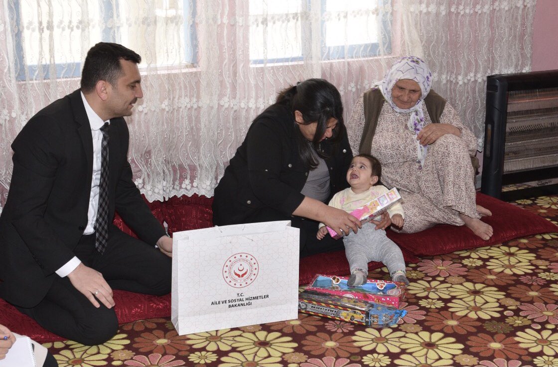 batmanvaliligi's tweet photo. Valimiz Ekrem Canalp’ın eşi Dr.Ayten Canalp hanımefendi, “Yaşlılar Haftası” nedeni ile Korik Mahallesi ve Kösetarla Köyü Kumtepe Mezrasında ikamet eden Raşit Gül ve Şirin Gezmek'i evlerinde ziyaret ederek, sağlıklı ve huzurlu ömürler geçirmeleri temennisinde bulundu. https://t.co/0vmJ4U2PFI