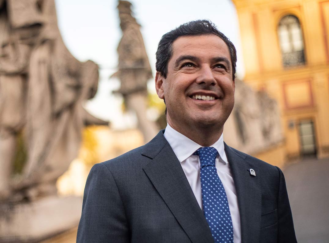 FonsiLoaiza's tweet photo. Juanma Moreno del PP está destrozando la sanidad pública en Andalucía. Hoy se ha conocido que ha recortado 55M€ en salud pública para pagar los contratos a dedo con el negocio de las clínicas privadas. A este tiparrajo lo votaron 1,5 millones de andaluces. https://t.co/VCNLgY39GD