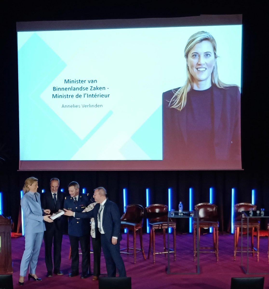 De sleutelpartners <a href="/CPL_Belgium/">CPL Belgium</a>, <a href="/CPSvzw/">CPSPolicing&Security</a>, <a href="/CentreEPol/">CEP</a>, <a href="/federalepolitie/">Federale Politie</a> voor overhandigen nu hun gebundelde aanbevelingen aan minister <a href="/AnneliesVl/">Annelies Verlinden</a> Benieuwd naar deze blauwdruk voor de politie van de toekomst? Je leest de publicatie op ap.lc/i9GEq