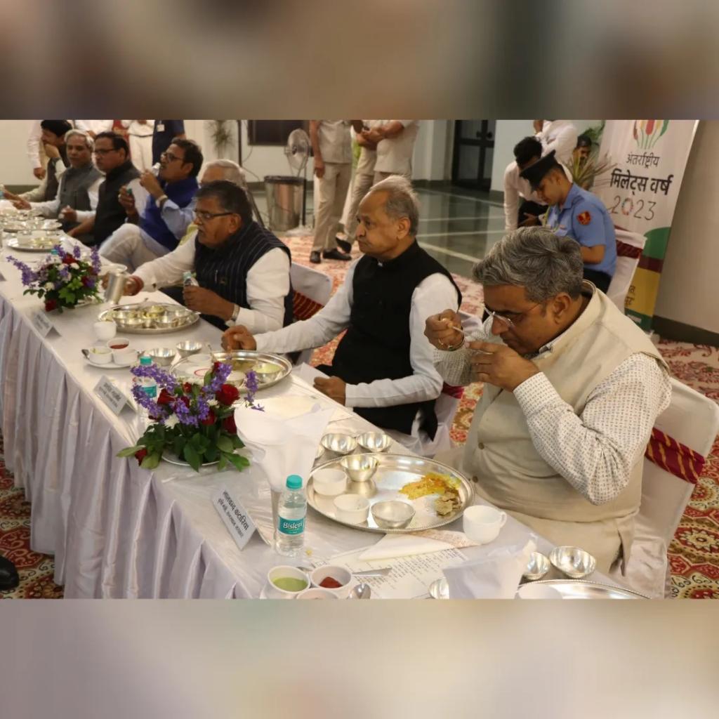 IYM2023's tweet image. The Government of Rajasthan organised Millets Dinner at Rajasthan Assembly for MLAs and Officers on 20th March 2023.

#ShreeAnna #IYM2023

@AgriGoI @FAO @icarindia @KailashBaytu @nstomar @PBNS_India @PIB_India @ShobhaBJP @Shubha671 @mygovindia