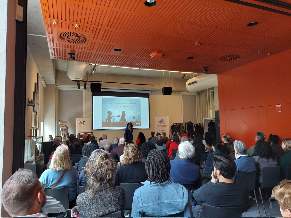 Bijna honderd mensen zijn samen in @maritiemmuseum op deze Internationale Dag tegen Racisme en Discriminatie om te luisteren naar <a href="/GraceStelk/">Grace Stelk</a> en professor Alex Van Stipriaan. #21maart